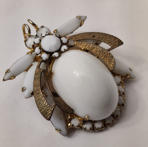 Vintage JULIANA Delizza & Elster Milk Glass Bee Bug Insect Pin Brooch - Picture 9 of 16